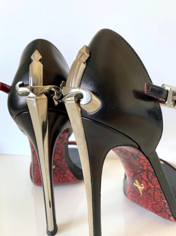 Egypántos szandál, vékony stiletto sarok, hal formájú orr, juhbőr felsőrész, sarokmagasság 8 cm felett