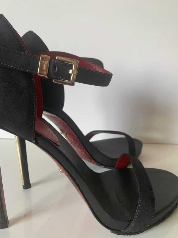 Egypántos szandál, vékony stiletto sarok, hal formájú orr, juhbőr felsőrész, sarokmagasság 8 cm felett