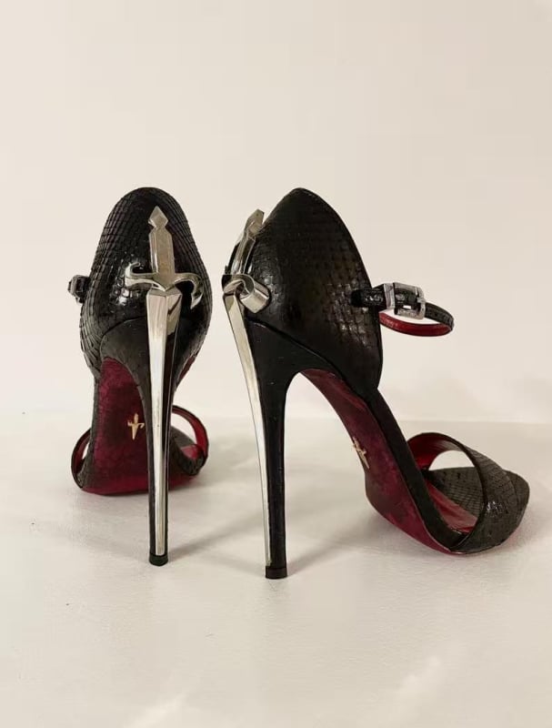 Egypántos szandál, vékony stiletto sarok, hal formájú orr, juhbőr felsőrész, sarokmagasság 8 cm felett