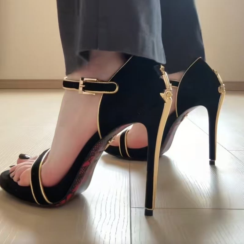 Egypántos szandál, vékony stiletto sarok, hal formájú orr, juhbőr felsőrész, sarokmagasság 8 cm felett