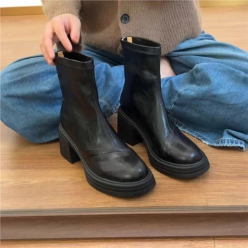 Macskatokos csizma, műplüss felsőrész, hátul cipzár, alacsony sarok (<3 cm), talp marhahúszínszalag