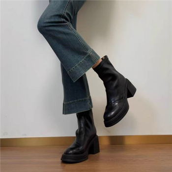 Macskatokos csizma, műplüss felsőrész, hátul cipzár, alacsony sarok (<3 cm), talp marhahúszínszalag