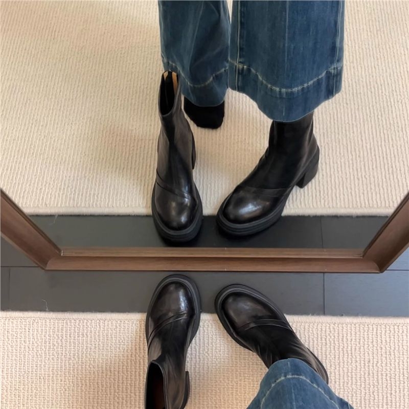 Macskatokos csizma, műplüss felsőrész, hátul cipzár, alacsony sarok (<3 cm), talp marhahúszínszalag