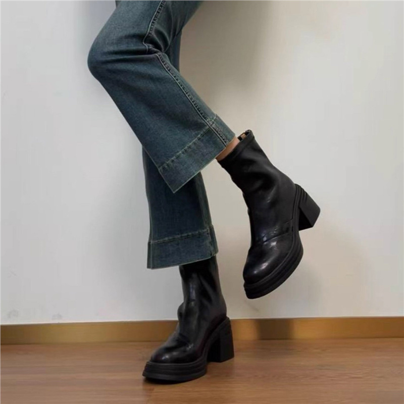 Macskatokos csizma, műplüss felsőrész, hátul cipzár, alacsony sarok (<3 cm), talp marhahúszínszalag