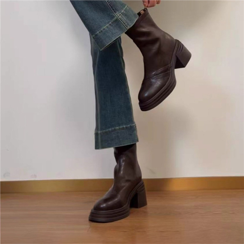 Macskatokos csizma, műplüss felsőrész, hátul cipzár, alacsony sarok (<3 cm), talp marhahúszínszalag