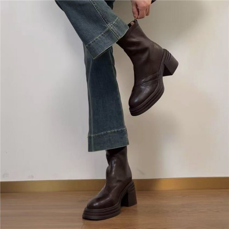 Macskatokos csizma, műplüss felsőrész, hátul cipzár, alacsony sarok (<3 cm), talp marhahúszínszalag