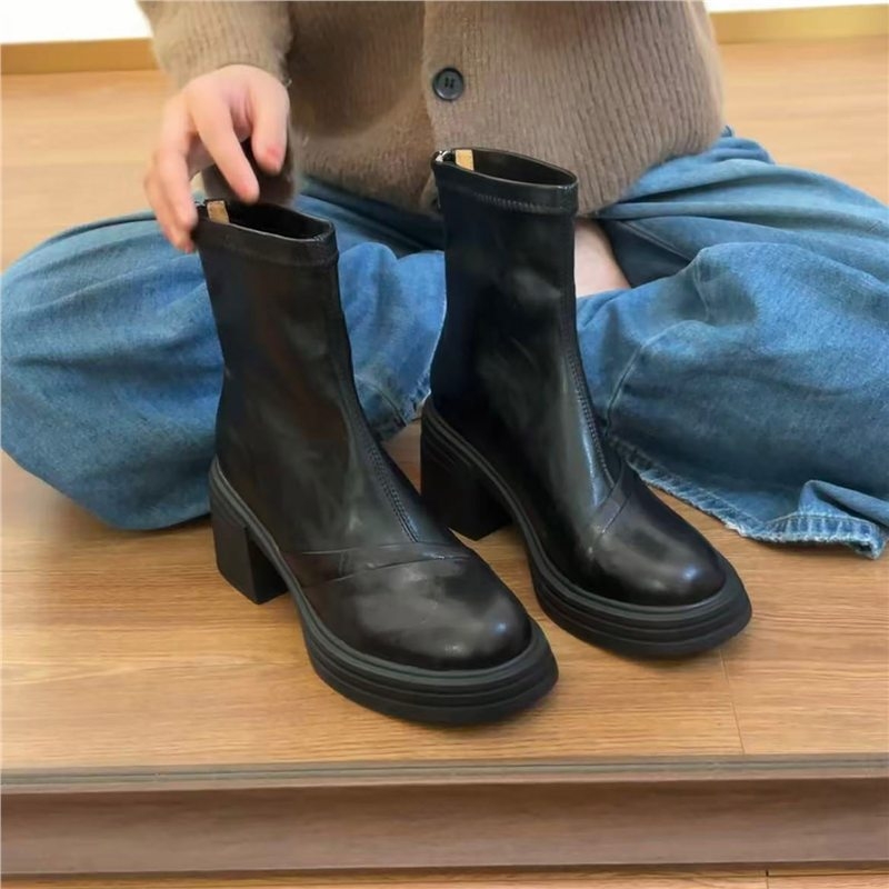 Macskatokos csizma, műplüss felsőrész, hátul cipzár, alacsony sarok (<3 cm), talp marhahúszínszalag