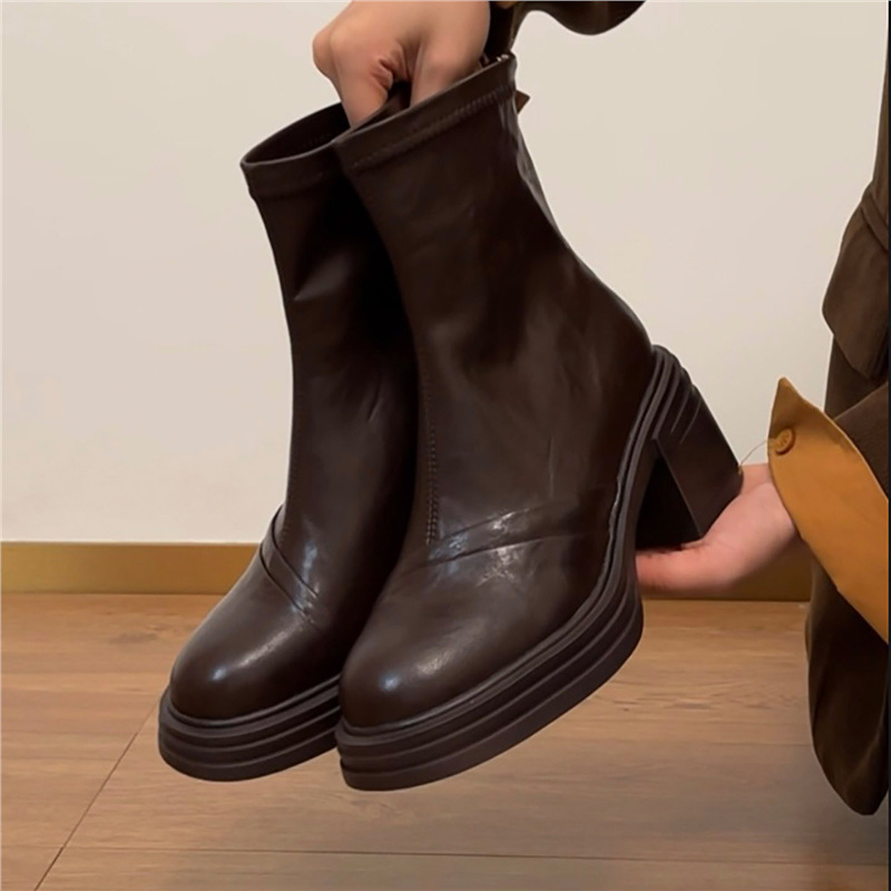 Macskatokos csizma, műplüss felsőrész, hátul cipzár, alacsony sarok (<3 cm), talp marhahúszínszalag