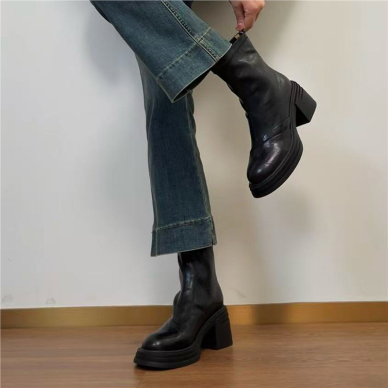 Macskatokos csizma, műplüss felsőrész, hátul cipzár, alacsony sarok (<3 cm), talp marhahúszínszalag