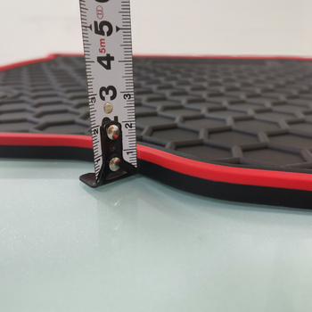 Латексови автомобилни стелки Land Rover Defender – персонализирани с лого и латексни подложки за крака