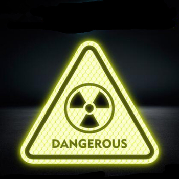 Autókarosszériára szánt matrica háromszög alakú figyelmeztető csíkokkal, gyémánt osztályú fényvisszaverő fólia, erős tapadás, angol feliratok és grafika, rajzfilmszerű stílus, testre szabható