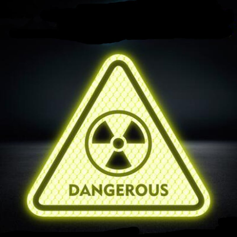 Autókarosszériára szánt matrica háromszög alakú figyelmeztető csíkokkal, gyémánt osztályú fényvisszaverő fólia, erős tapadás, angol feliratok és grafika, rajzfilmszerű stílus, testre szabható