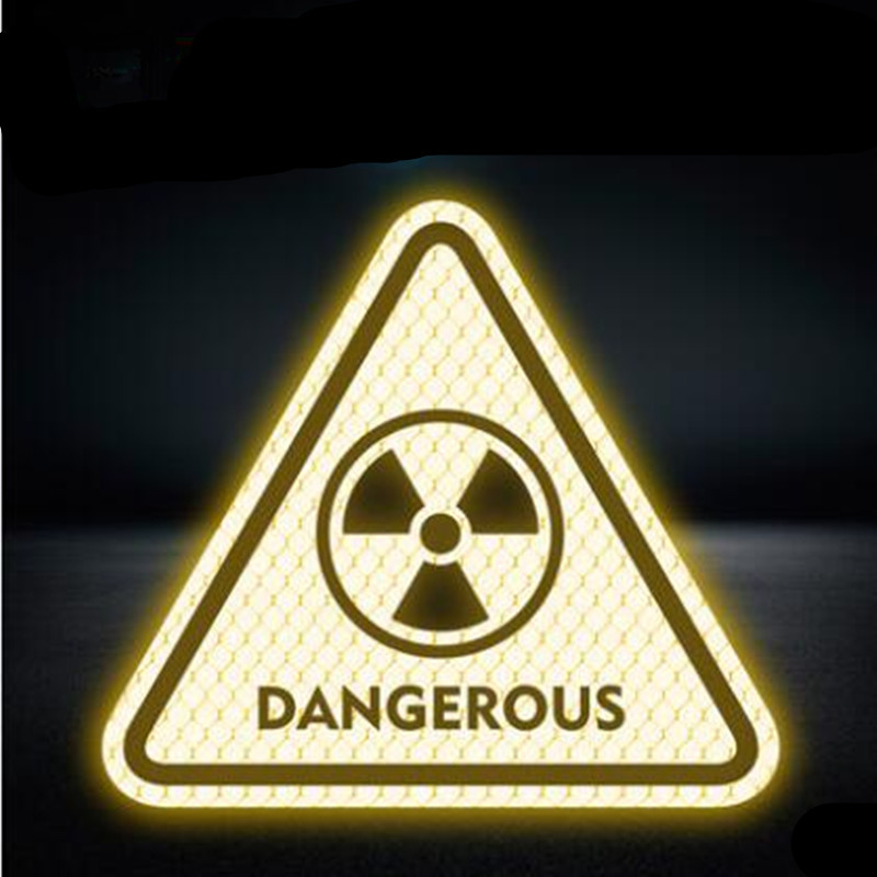 Autókarosszériára szánt matrica háromszög alakú figyelmeztető csíkokkal, gyémánt osztályú fényvisszaverő fólia, erős tapadás, angol feliratok és grafika, rajzfilmszerű stílus, testre szabható