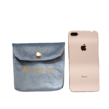 Velúr kozmetikai táska retro hímzéssel; egyszínű dizájn (velúr anyag, poliészter bélés, push típusú záródás, lélegző, kopásálló)