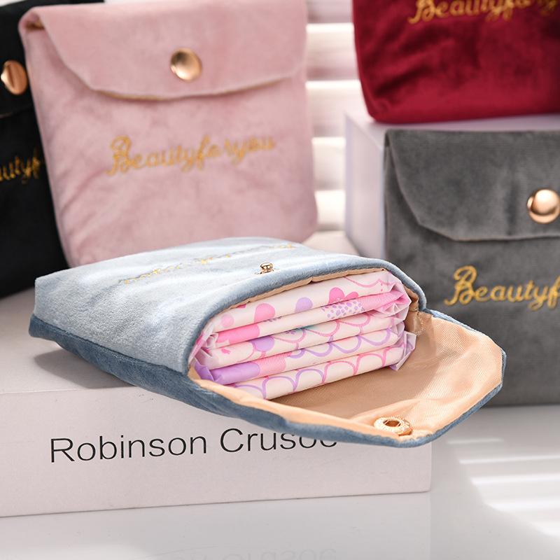 Velúr kozmetikai táska retro hímzéssel; egyszínű dizájn (velúr anyag, poliészter bélés, push típusú záródás, lélegző, kopásálló)