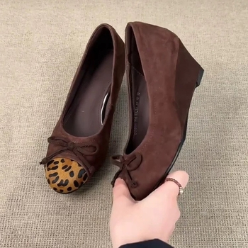 Ženske klinske cipele s leopard printom i čvorom leptira, okrugli vrh, velur gornji dio, slip-on, za žene, visina klina 3–6 cm