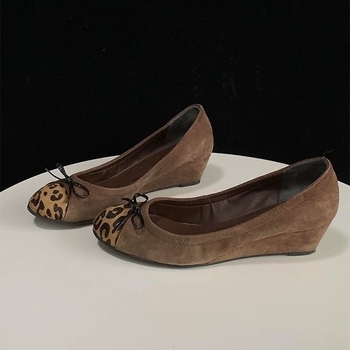 Ženske klinske cipele s leopard printom i čvorom leptira, okrugli vrh, velur gornji dio, slip-on, za žene, visina klina 3–6 cm