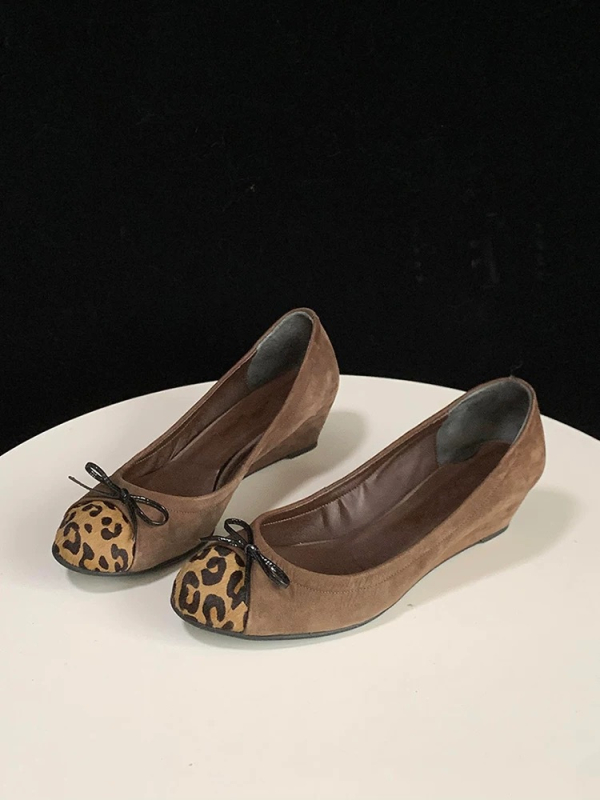 Ženske klinske cipele s leopard printom i čvorom leptira, okrugli vrh, velur gornji dio, slip-on, za žene, visina klina 3–6 cm
