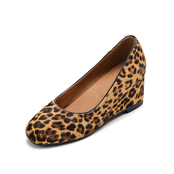 Pantofi cu toc înalt cu toc în formă de pană, leopard din păr de cal pe partea superioară, vârf rotund, design slip-on (înălțime toc: 3–5 cm; partea superioară: păr de cal; model: leopard; vârf: rotund)
