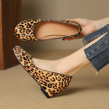 Pantofi cu toc înalt cu toc în formă de pană, leopard din păr de cal pe partea superioară, vârf rotund, design slip-on (înălțime toc: 3–5 cm; partea superioară: păr de cal; model: leopard; vârf: rotund)