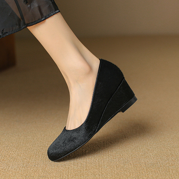 Pantofi cu toc înalt cu toc în formă de pană, leopard din păr de cal pe partea superioară, vârf rotund, design slip-on (înălțime toc: 3–5 cm; partea superioară: păr de cal; model: leopard; vârf: rotund)