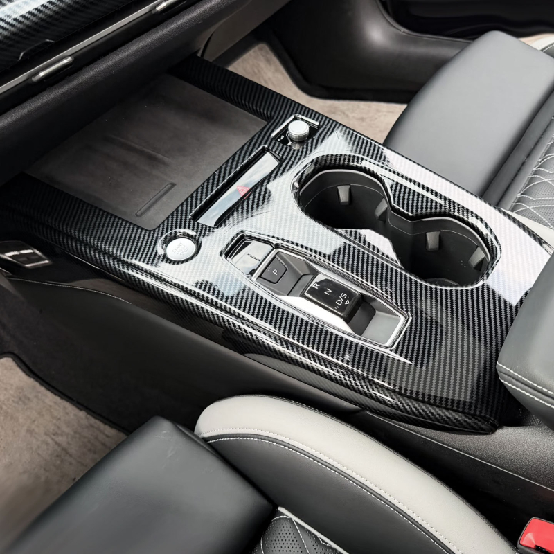 Стикер за интериора на автомобила за 2026 FAW Audi A5L – ABS материал, монтаж чрез лепило, покрива зоната на скоростния лост, таблото и централната конзола