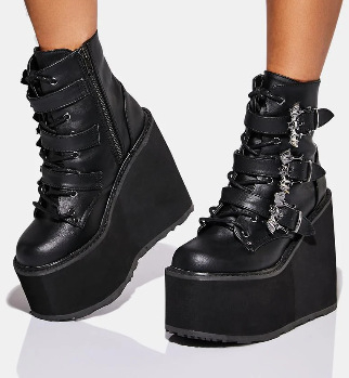 Pantofi Lolita cu platformă pentru cosplay — vârf ascuțit, partea superioară PU, platformă tip tort, toc foarte înalt (>8 cm)