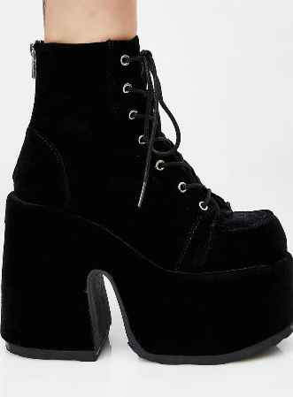 Pantofi Lolita cu platformă pentru cosplay — vârf ascuțit, partea superioară PU, platformă tip tort, toc foarte înalt (>8 cm)