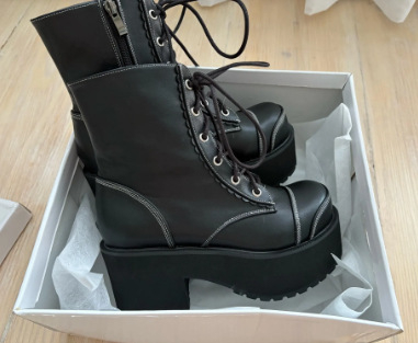 Pantofi Lolita cu platformă pentru cosplay — vârf ascuțit, partea superioară PU, platformă tip tort, toc foarte înalt (>8 cm)