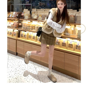 Kožne papuče s kapom na prstima od hovinjeg velura, potplat od prirodne gume, unutrašnjost od super vlakana — ljeto 2024