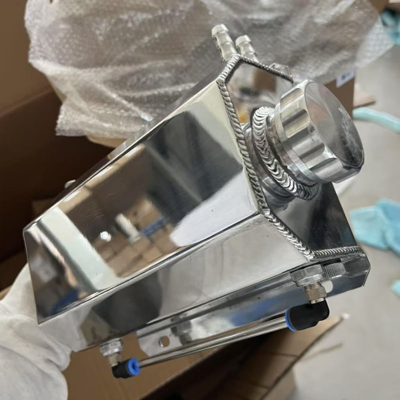 Automobilski spremnik za ulje od aluminijske legure, kvadratni, dišući dizajn, proširenje hlađenja i prelijevanja, univerzalni model