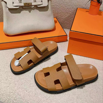 Slip-on szandál vastag gumitalppal, felsőrész: szarvasbőr, belső: báránybőr, talp vastagsága 0–3 cm