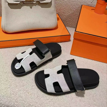 Slip-on szandál vastag gumitalppal, felsőrész: szarvasbőr, belső: báránybőr, talp vastagsága 0–3 cm