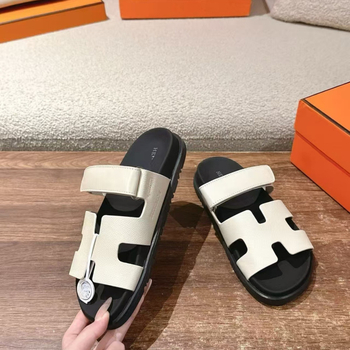 Slip-on szandál vastag gumitalppal, felsőrész: szarvasbőr, belső: báránybőr, talp vastagsága 0–3 cm