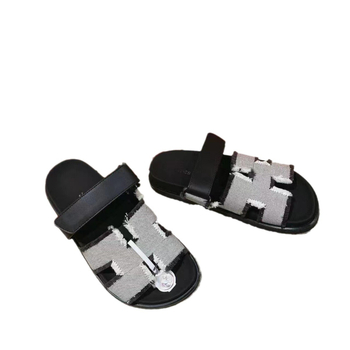 Slip-on szandál vastag gumitalppal, felsőrész: szarvasbőr, belső: báránybőr, talp vastagsága 0–3 cm