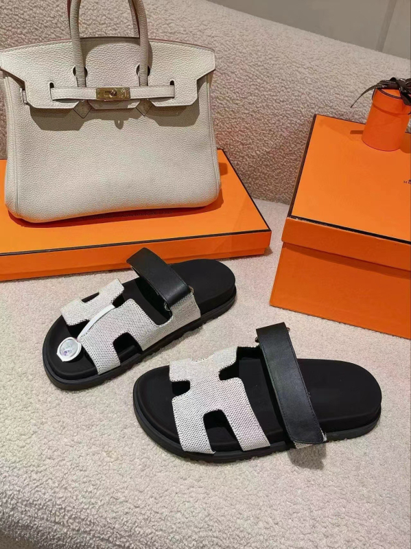 Slip-on szandál vastag gumitalppal, felsőrész: szarvasbőr, belső: báránybőr, talp vastagsága 0–3 cm