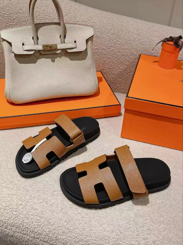 Slip-on szandál vastag gumitalppal, felsőrész: szarvasbőr, belső: báránybőr, talp vastagsága 0–3 cm