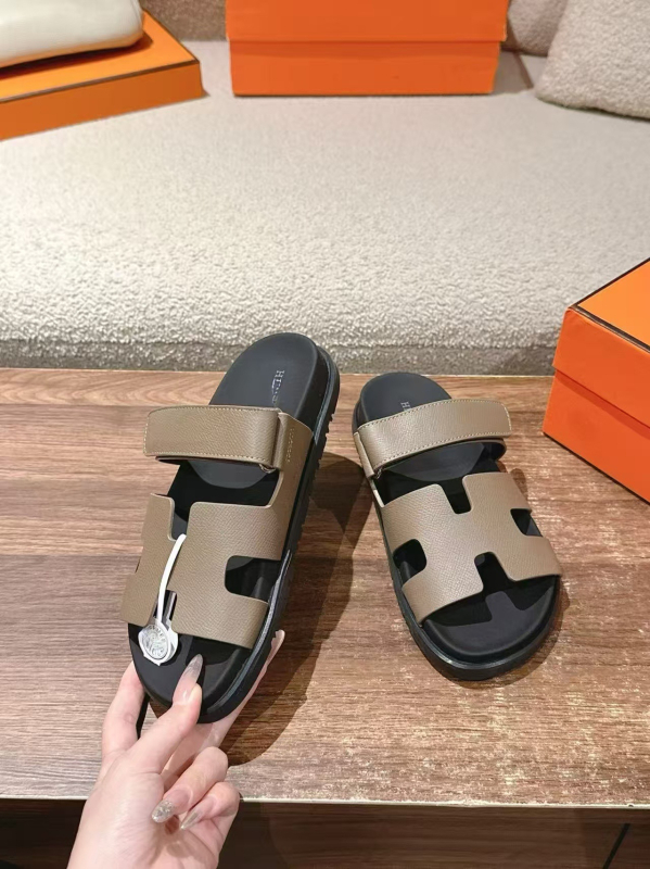 Slip-on szandál vastag gumitalppal, felsőrész: szarvasbőr, belső: báránybőr, talp vastagsága 0–3 cm