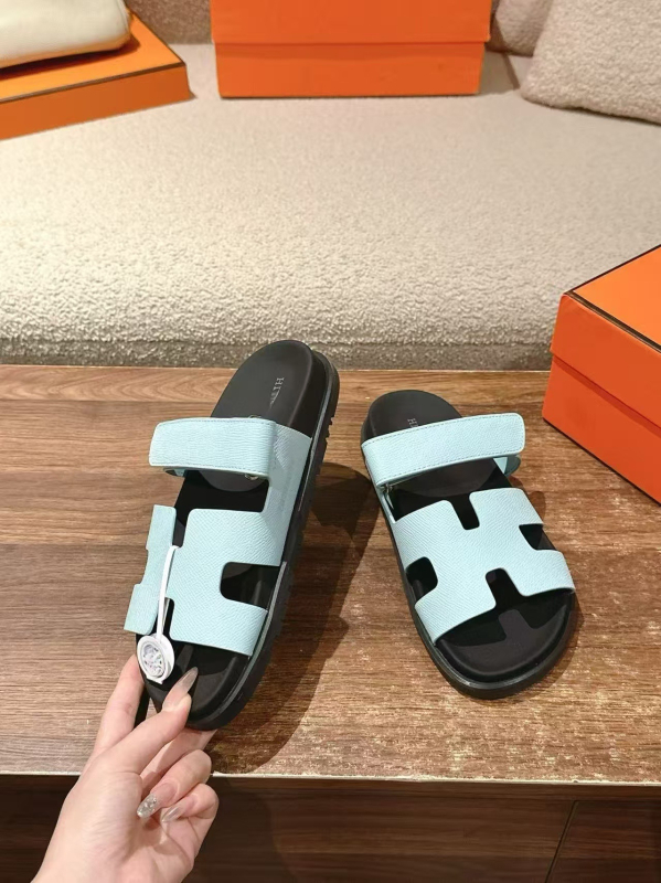 Slip-on szandál vastag gumitalppal, felsőrész: szarvasbőr, belső: báránybőr, talp vastagsága 0–3 cm