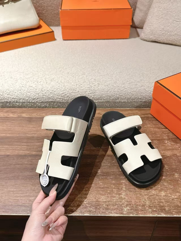 Slip-on szandál vastag gumitalppal, felsőrész: szarvasbőr, belső: báránybőr, talp vastagsága 0–3 cm