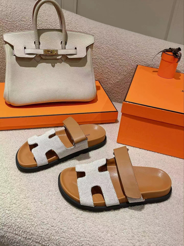 Slip-on szandál vastag gumitalppal, felsőrész: szarvasbőr, belső: báránybőr, talp vastagsága 0–3 cm