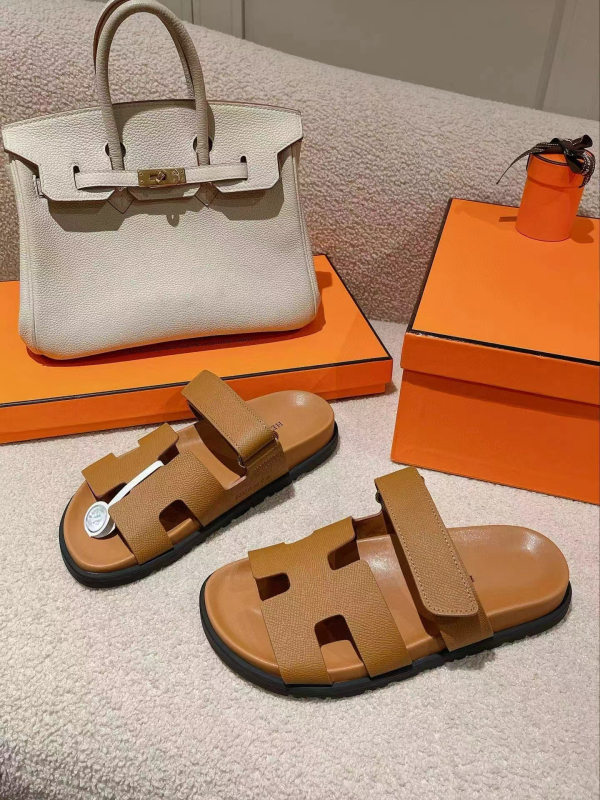 Slip-on szandál vastag gumitalppal, felsőrész: szarvasbőr, belső: báránybőr, talp vastagsága 0–3 cm