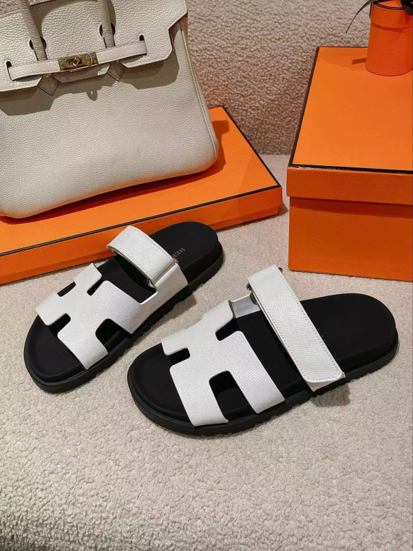 Slip-on szandál vastag gumitalppal, felsőrész: szarvasbőr, belső: báránybőr, talp vastagsága 0–3 cm