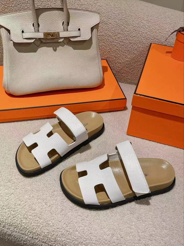 Slip-on szandál vastag gumitalppal, felsőrész: szarvasbőr, belső: báránybőr, talp vastagsága 0–3 cm