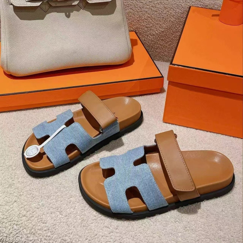 Slip-on szandál vastag gumitalppal, felsőrész: szarvasbőr, belső: báránybőr, talp vastagsága 0–3 cm