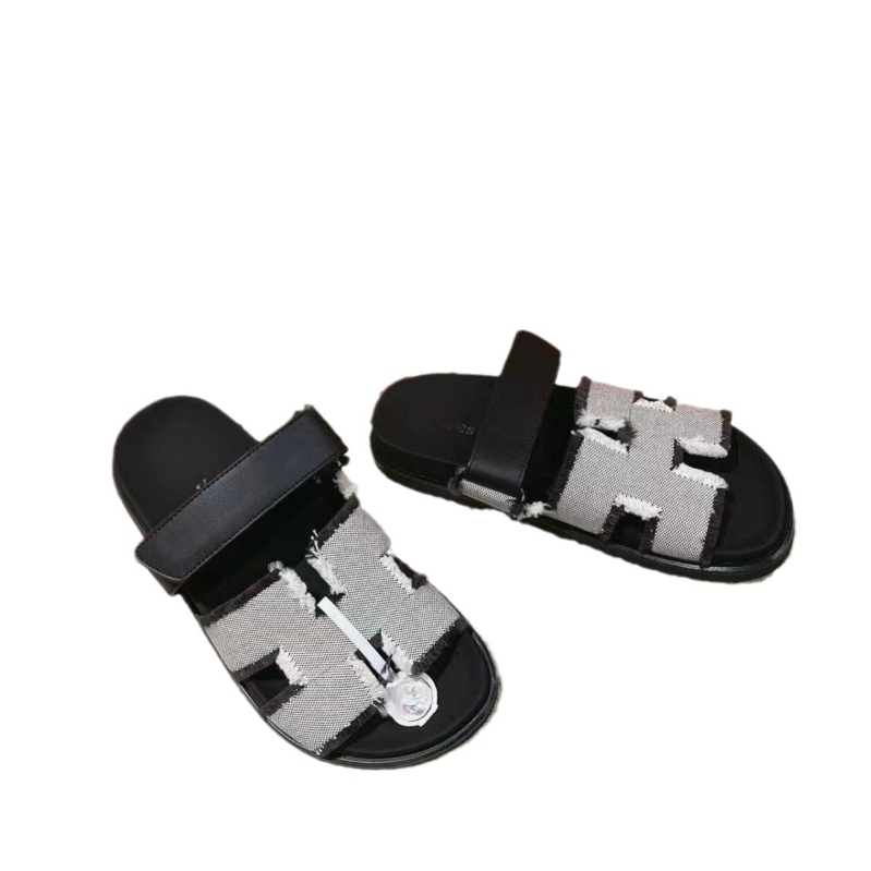 Slip-on szandál vastag gumitalppal, felsőrész: szarvasbőr, belső: báránybőr, talp vastagsága 0–3 cm