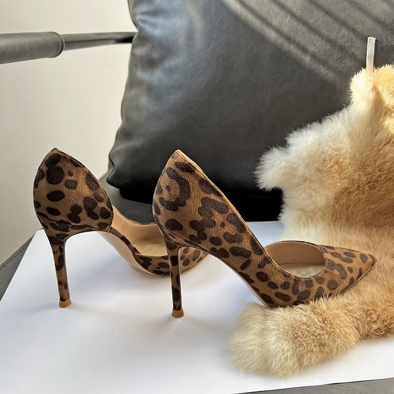 Cipele od velura s leopardim uzorkom, uski vrh prednjeg dijela i tankim petom iznad 8 cm