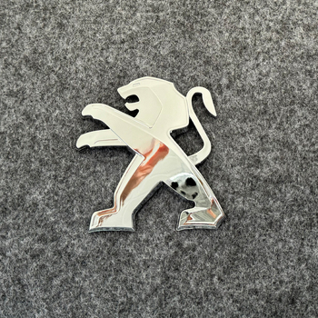 Peugeot 208/308/408/508 hátsó embléma matrica – Oroszlán motívum, fényvisszaverő, vákuumos rögzítés, testreszabható
