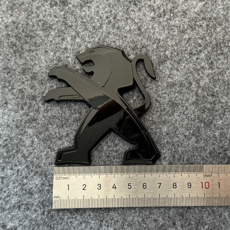 Peugeot 208/308/408/508 hátsó embléma matrica – Oroszlán motívum, fényvisszaverő, vákuumos rögzítés, testreszabható