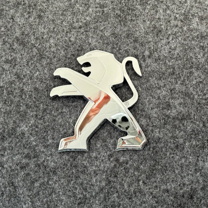 Peugeot 208/308/408/508 hátsó embléma matrica – Oroszlán motívum, fényvisszaverő, vákuumos rögzítés, testreszabható